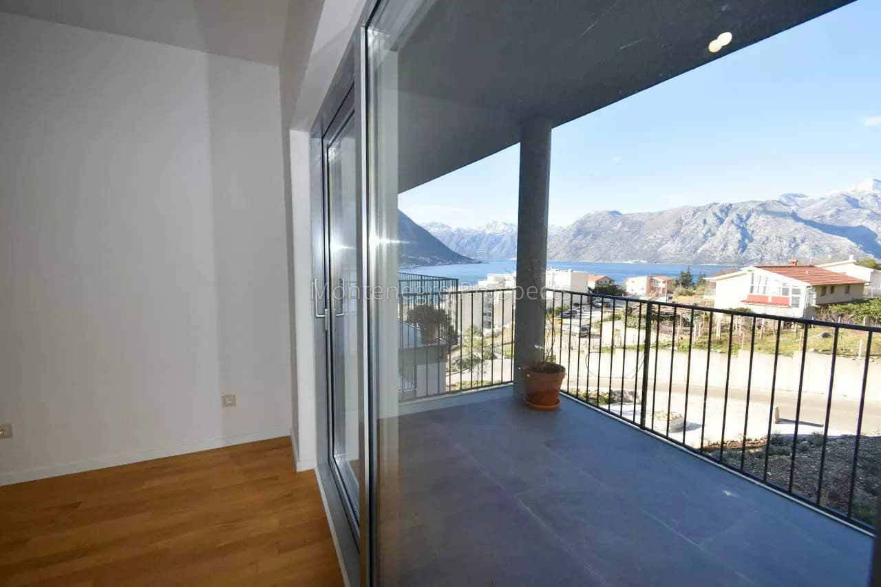 Dva nova dvosobna stana u Dobroti sa pogledom, bazenom i panoranskom terasom