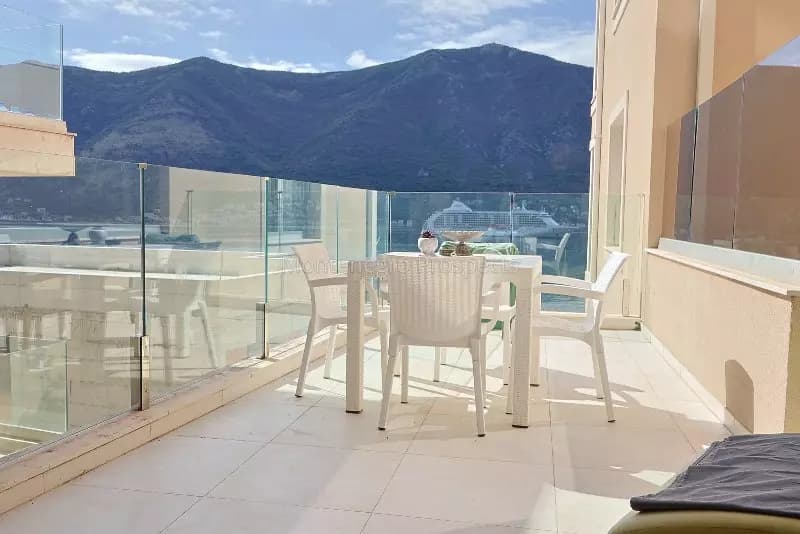 Dvosoban stan sa garažom i ostavom, Dobrota