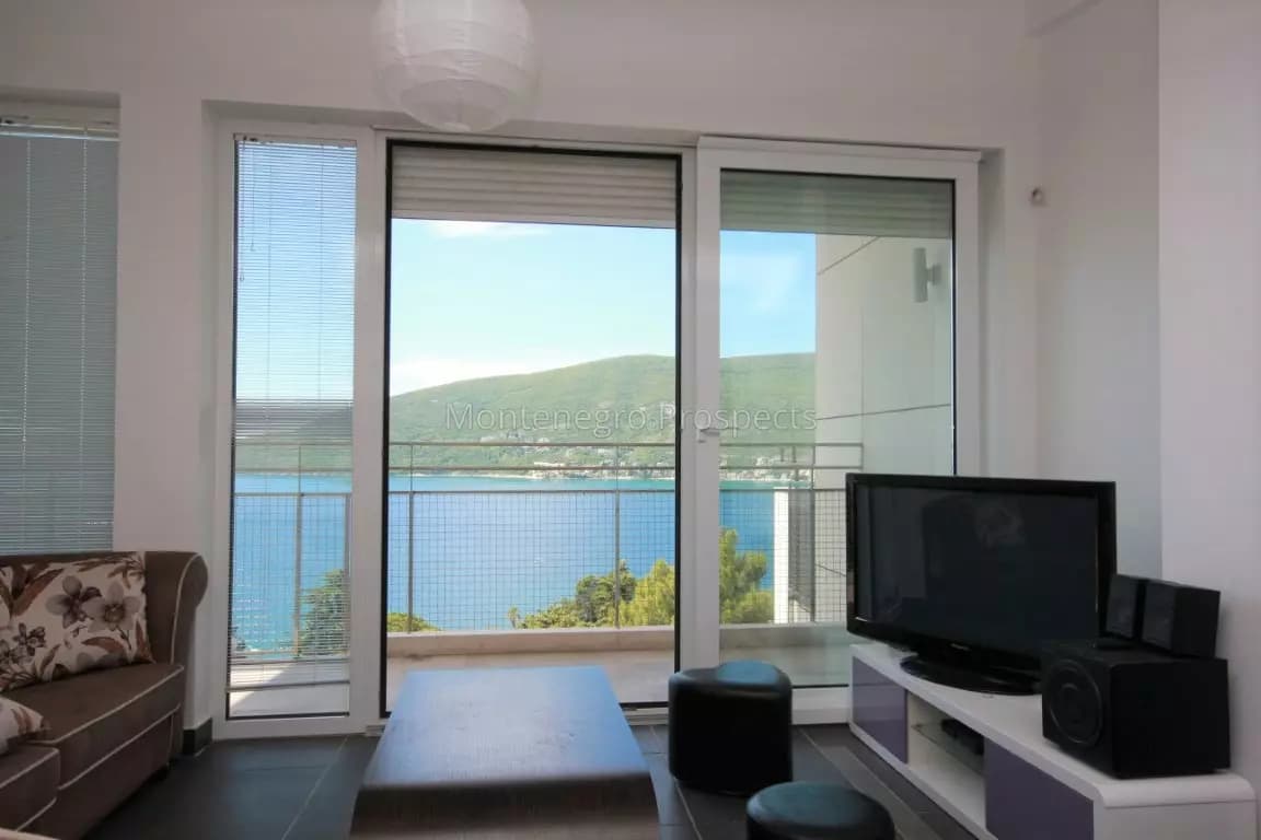 Dvosoban stan sa panoramskim pogledom na more na odličnoj gradskoj lokaciji, Herceg Novi