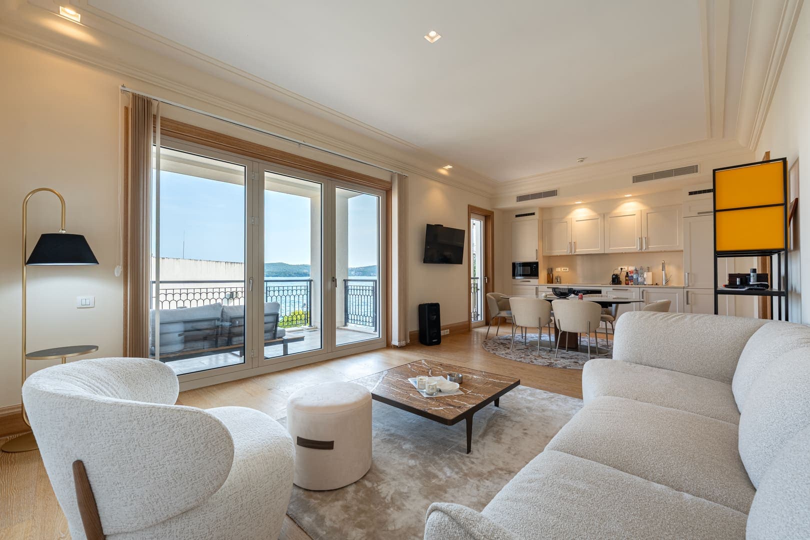 Dvosoban stan sa pogledom na more, zgrada Ksenija, Porto Montenegro