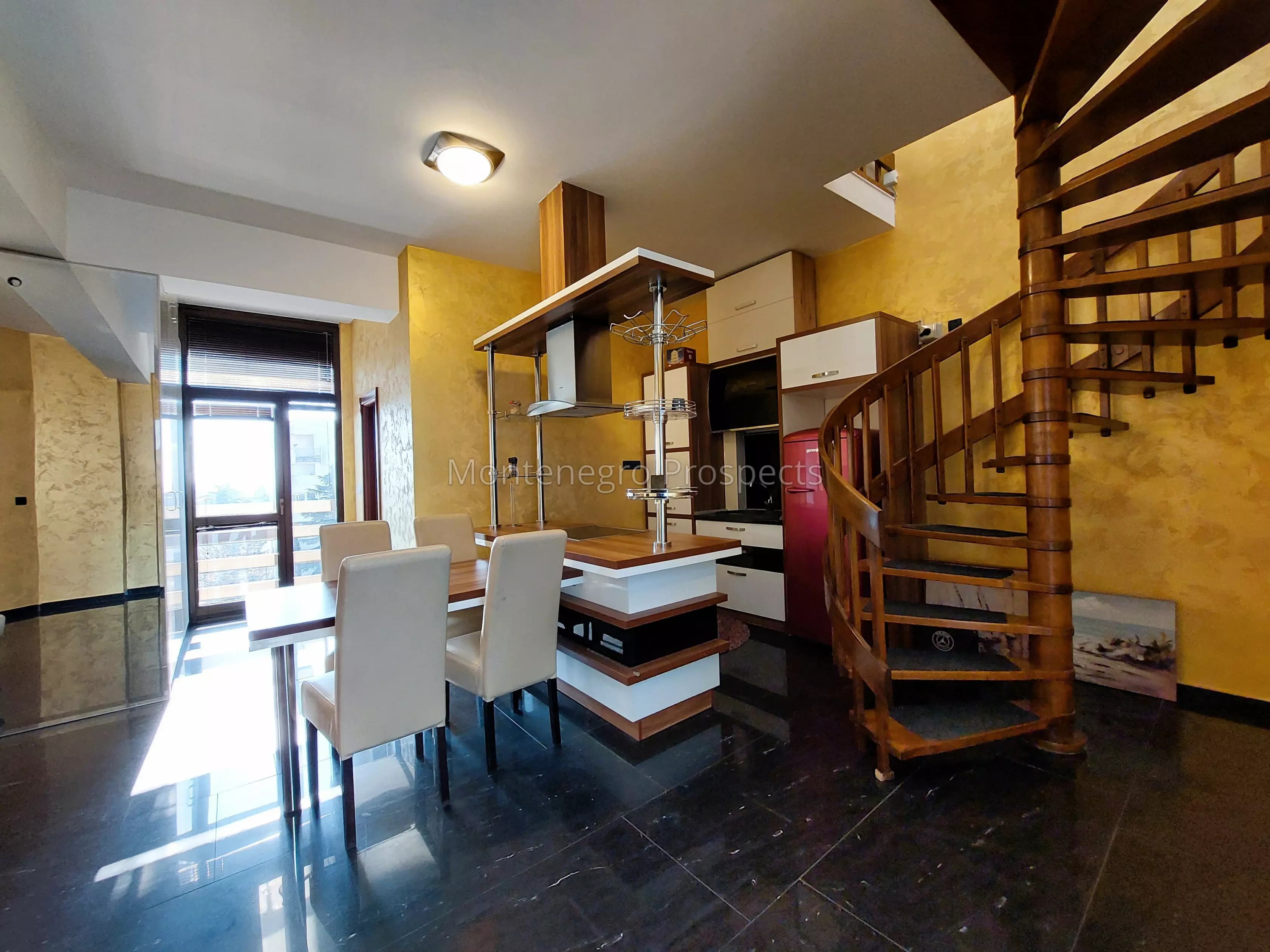 Dvosoban stan u centru grada, Bar