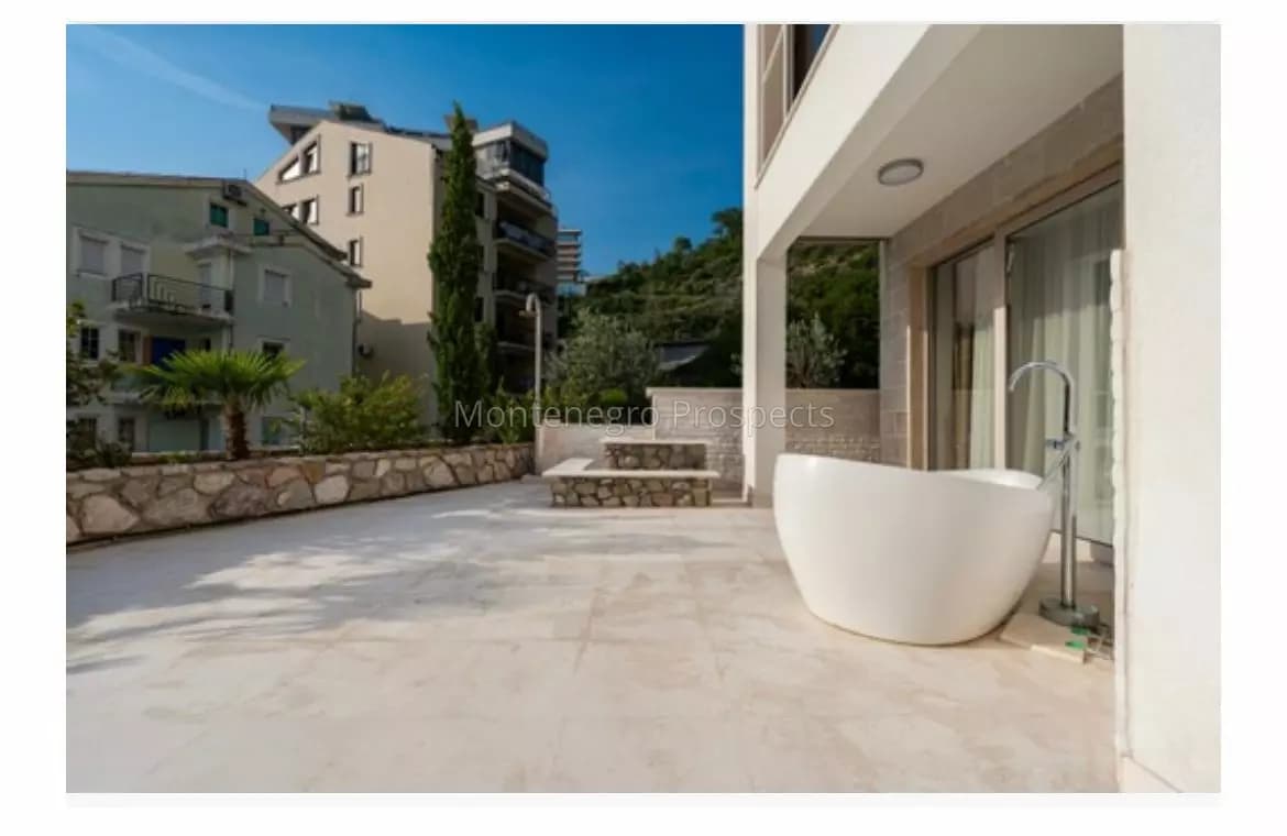 Eksuzivan jednosoban stan sa velikom terasom, Rafailovići, Budva