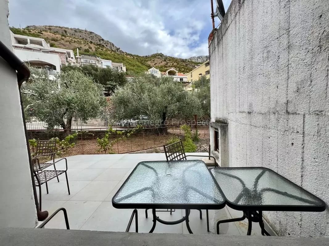 Garsonjera sa pogledom na more i ostrvo Sveti Stefan