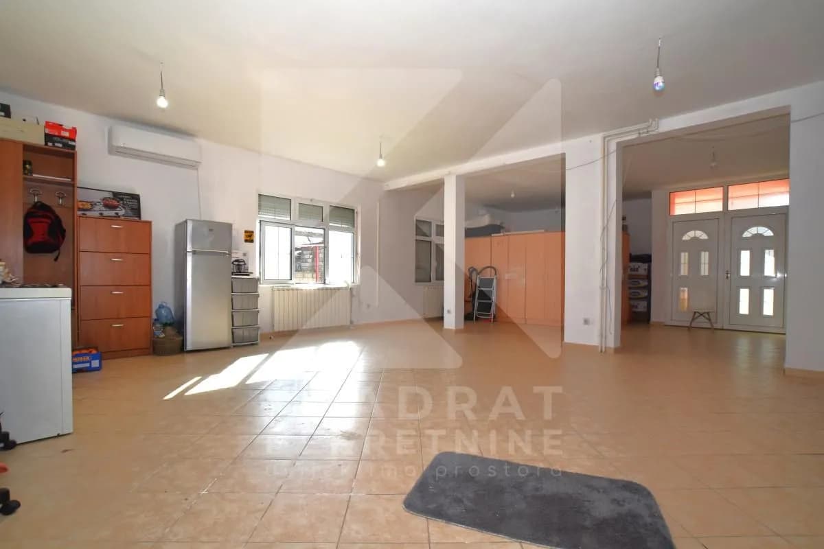 Izdavanje, poslovni prostor, 100m², Zlatica, Podgorica