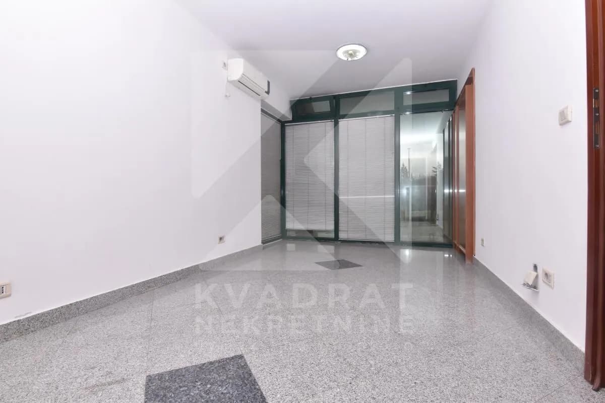Izdavanje, poslovni prostor, 53m², Pobrežje, Podgorica