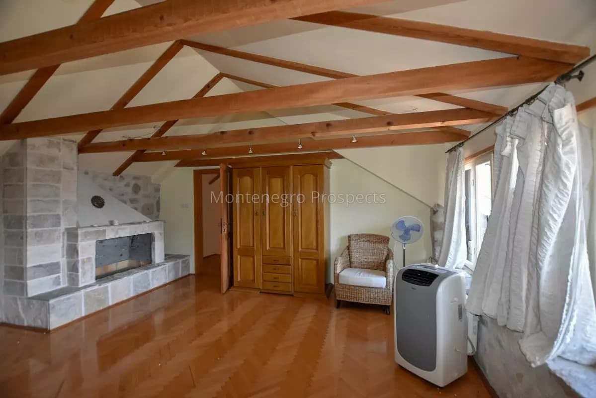 Kamena vila sa bazenom i prekrasnim pogledom na more u Morinju