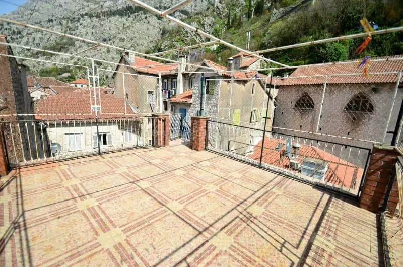 Kamena vila sa pet stanova i poslovnim prostorom u srcu Starog grada, Kotor
