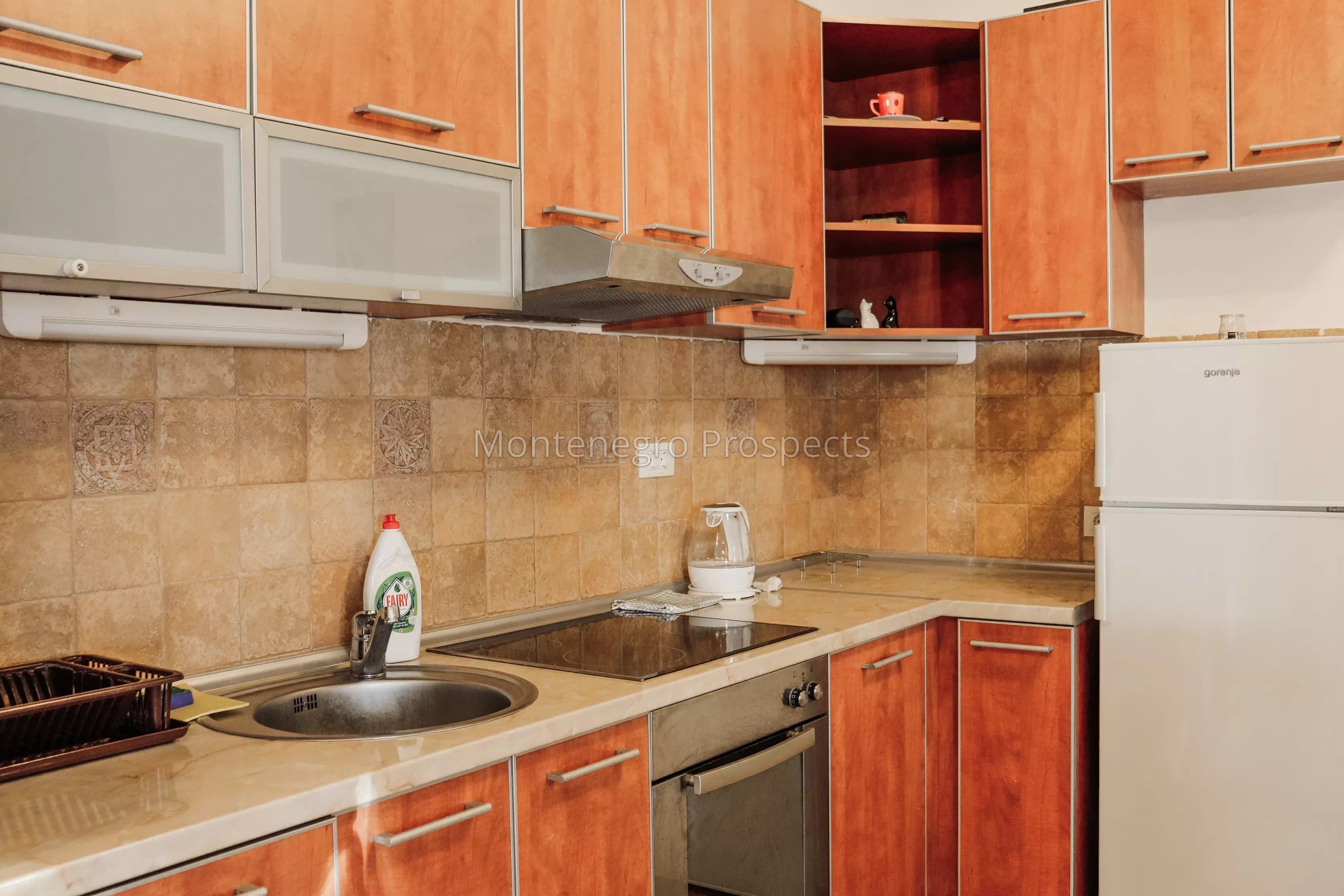 Komforan jednosoban stan u Risnu na minut hoda od mora