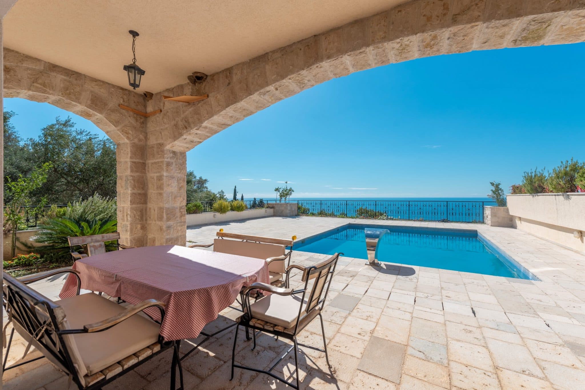 Kompleks kamenih vila sa bazenima i panoramskim pogledom na more, Budva, Reževići