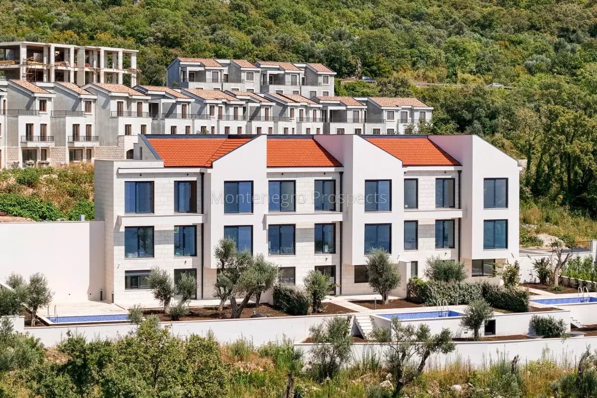 Kompleks kuća sa bazenima i parkingom, Reževići, Budva