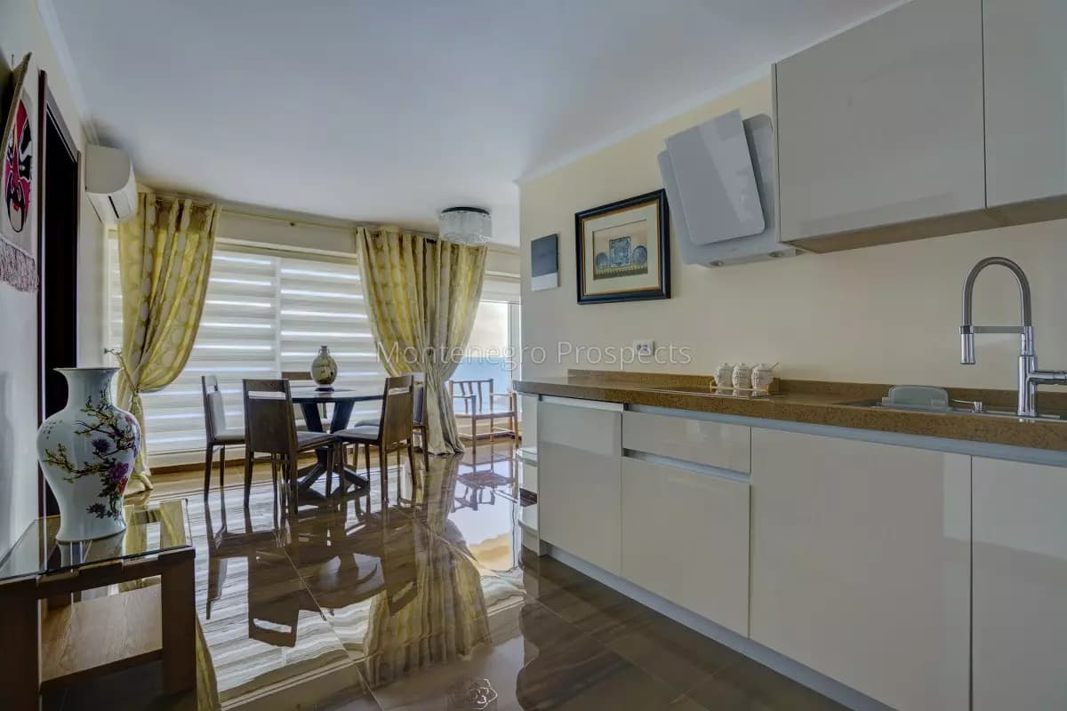 Kompleks od dvije vile sa zadivljujućim pogledom na more nedaleko od Budve