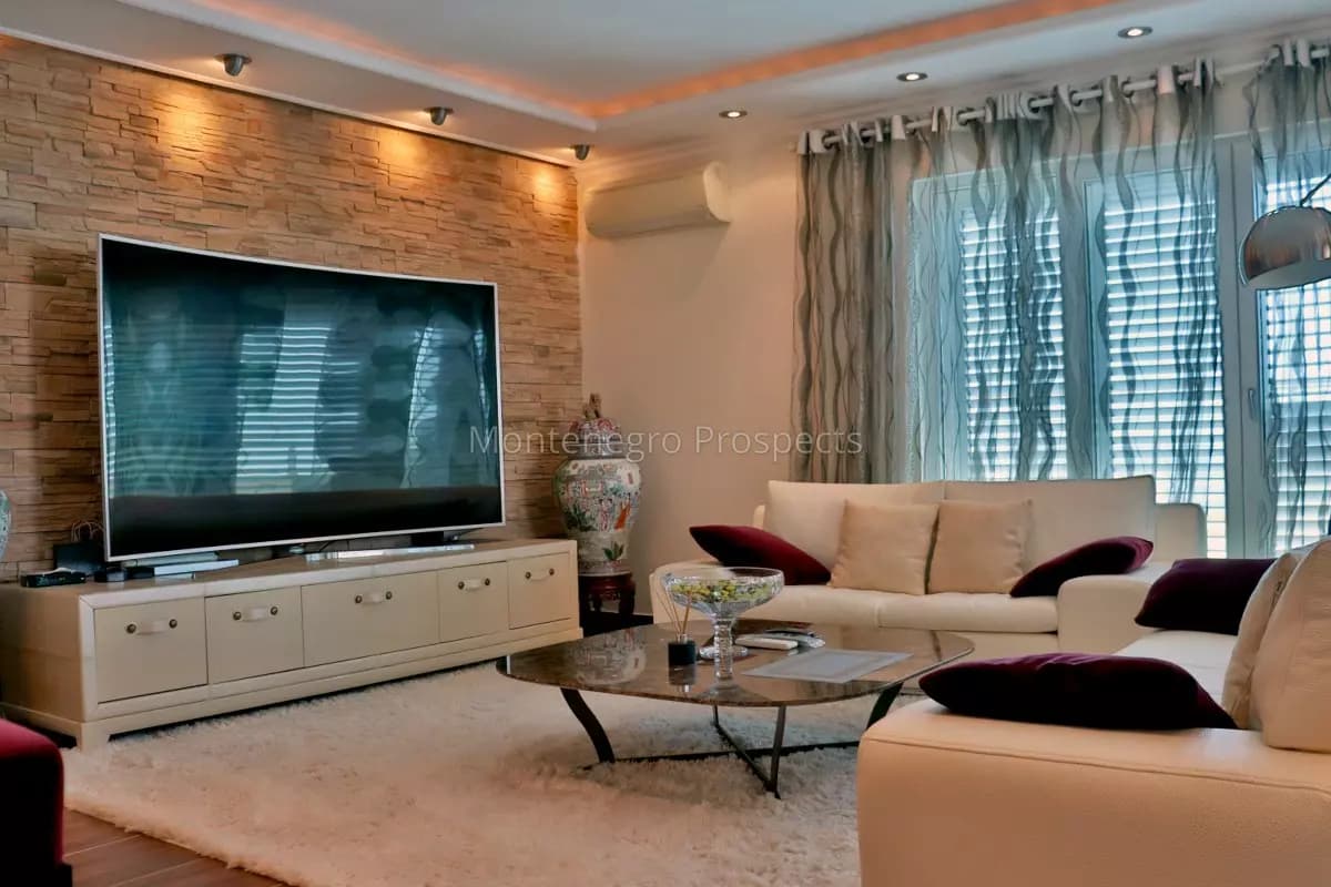 Kompleks od dvije vile sa zadivljujućim pogledom na more nedaleko od Budve