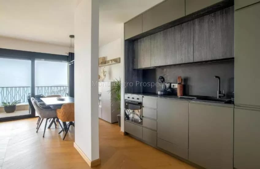 Kompletno opremljen trosoban stan u kompleksu s bazenom i parkingom, Sveti Stefan – Budva