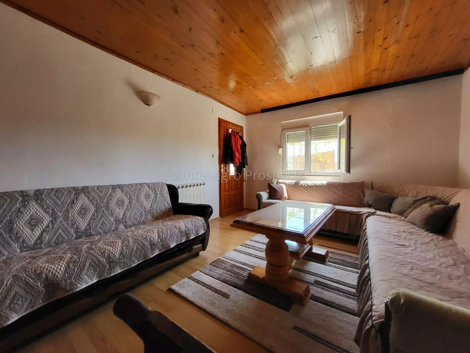 Kuca ispod zidina starog grada ,Bara