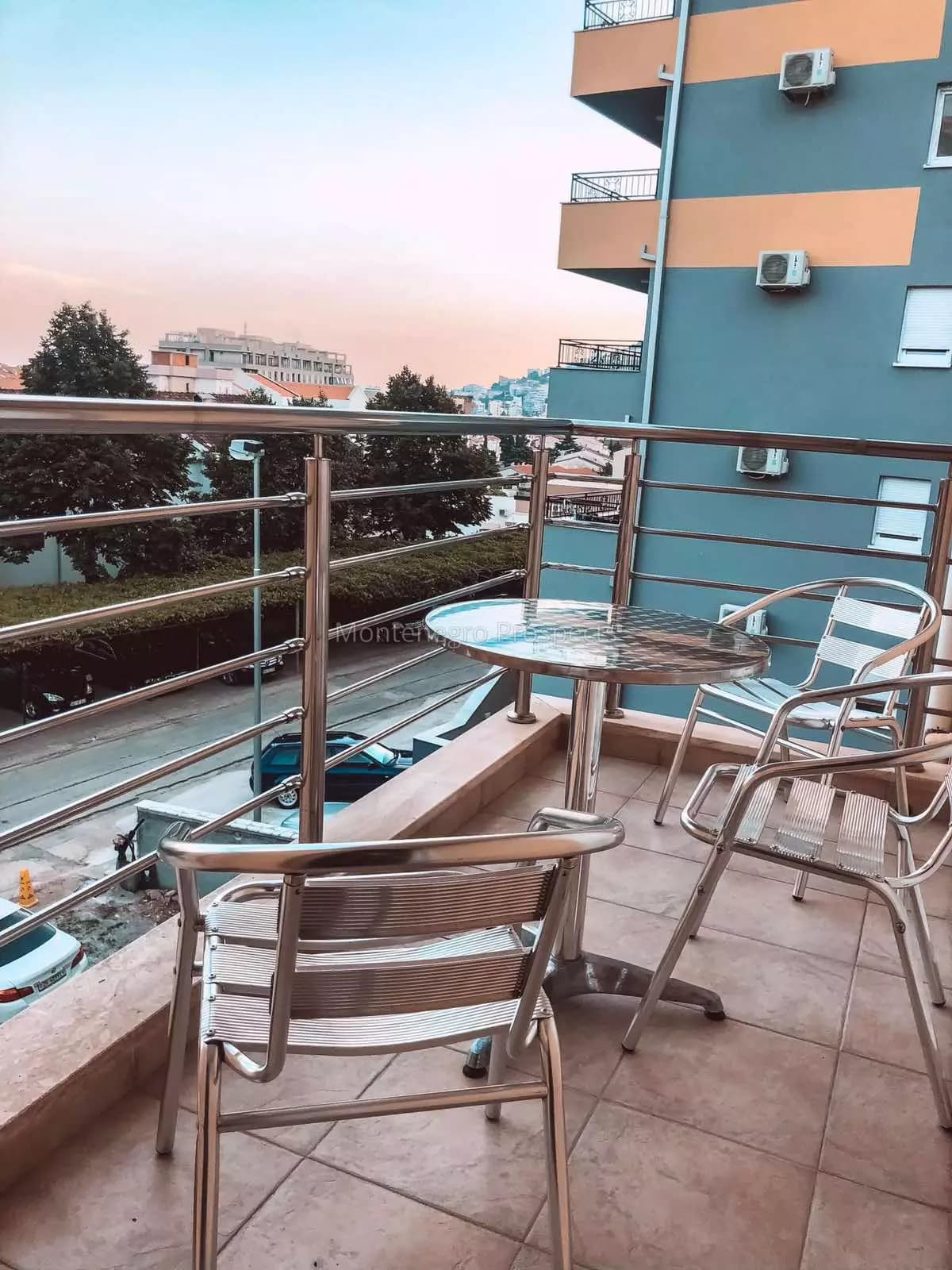 Kuća na dobroj lokaciji s ukupno 9 zasebnih smještajnjih jedinica i parkingom, Dubovica - Budva