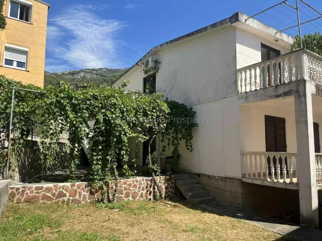 Kuća na dva nivoa u Buljarici, 800m od mora