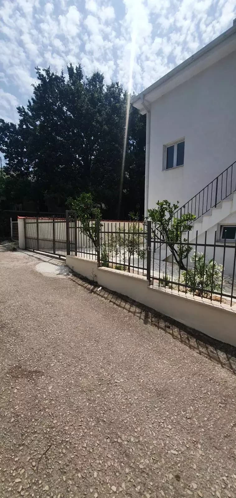 Kuća sa tri stana - apartmana, 50m iznad magistrale Utjeha