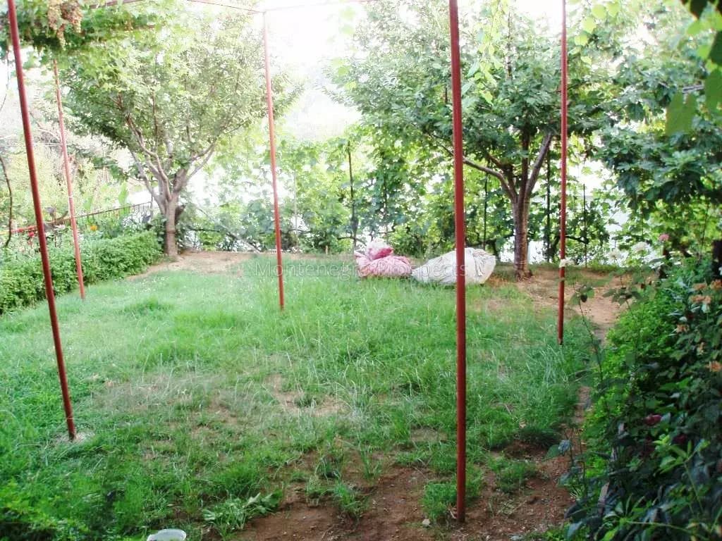 Kuća u Sutomoru, naselje Rutke