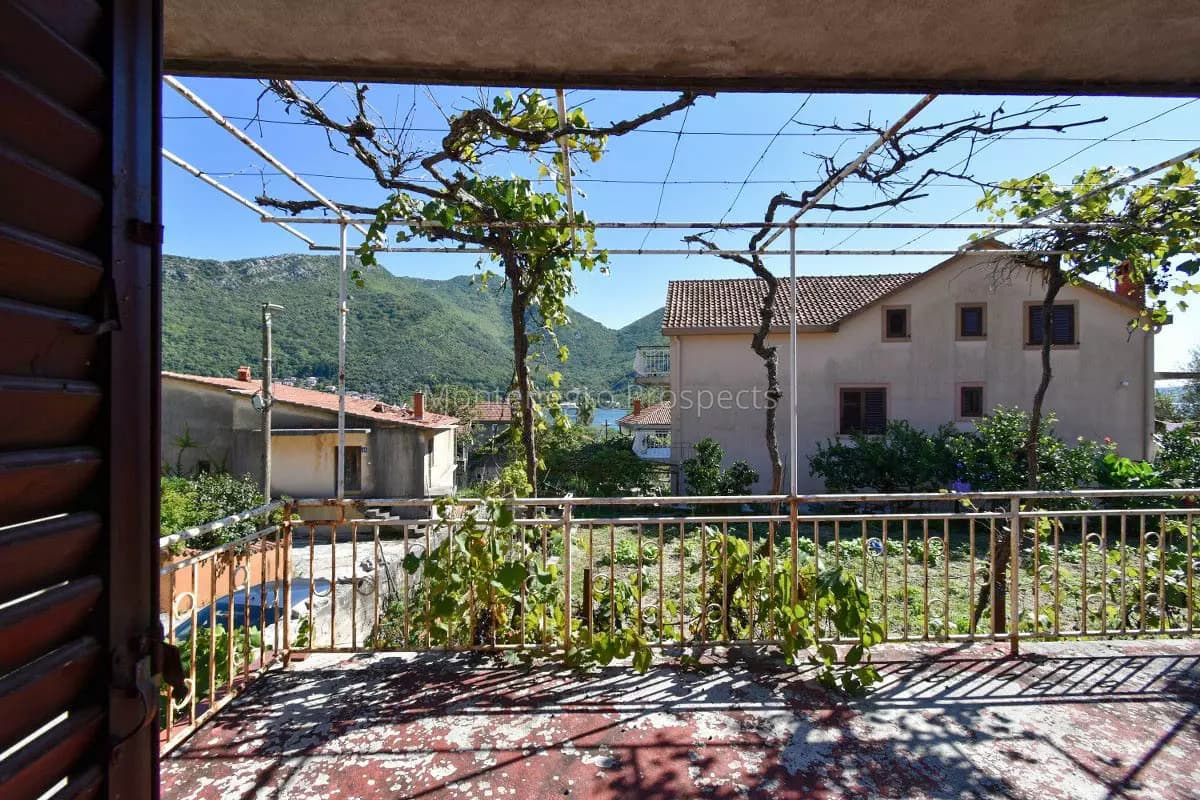 Kuca za renovaciju u Kamenarima, na minut- dva laganog hoda od mora