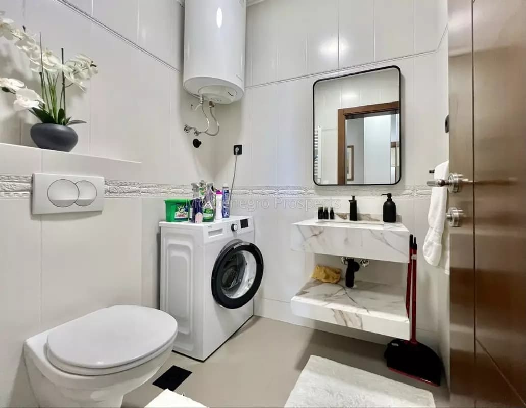 Luksuzan stan sa dizajnerskim namještajem i pogledom na more