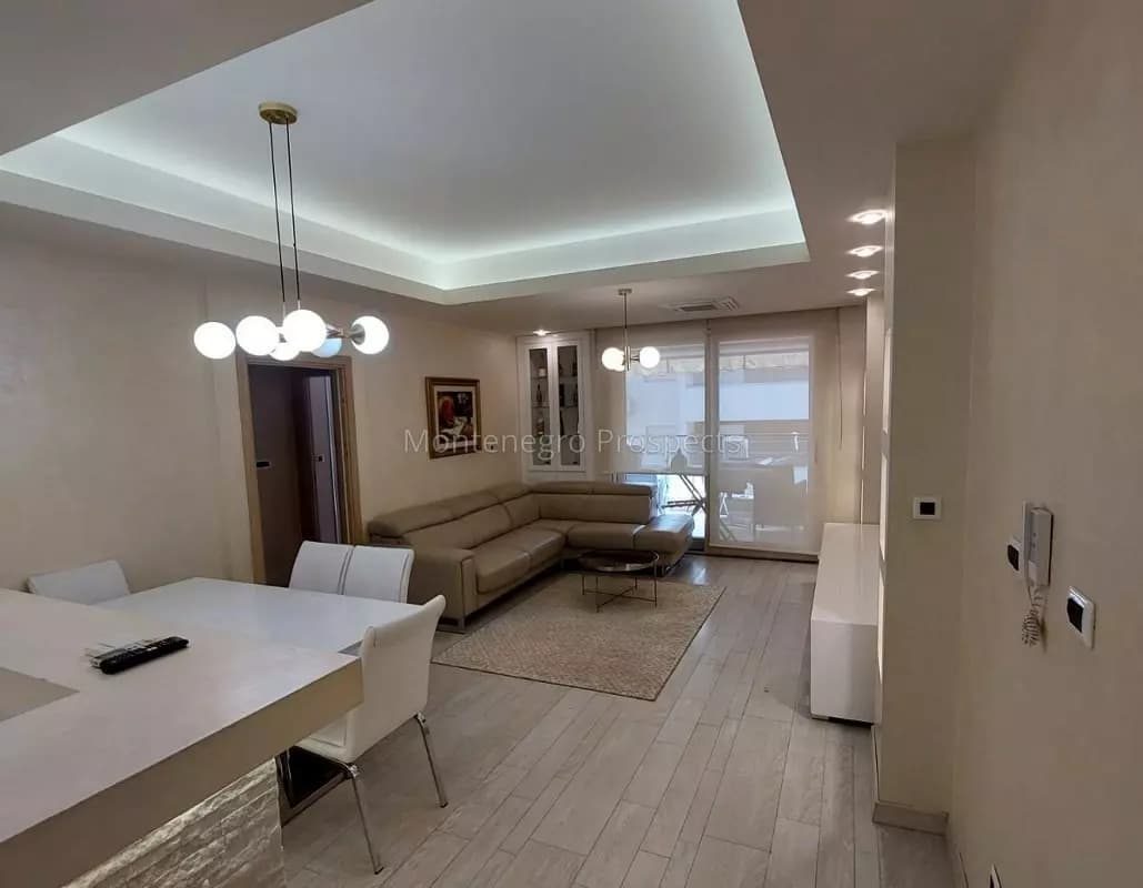 Moderan dvosoban stan u Budvi