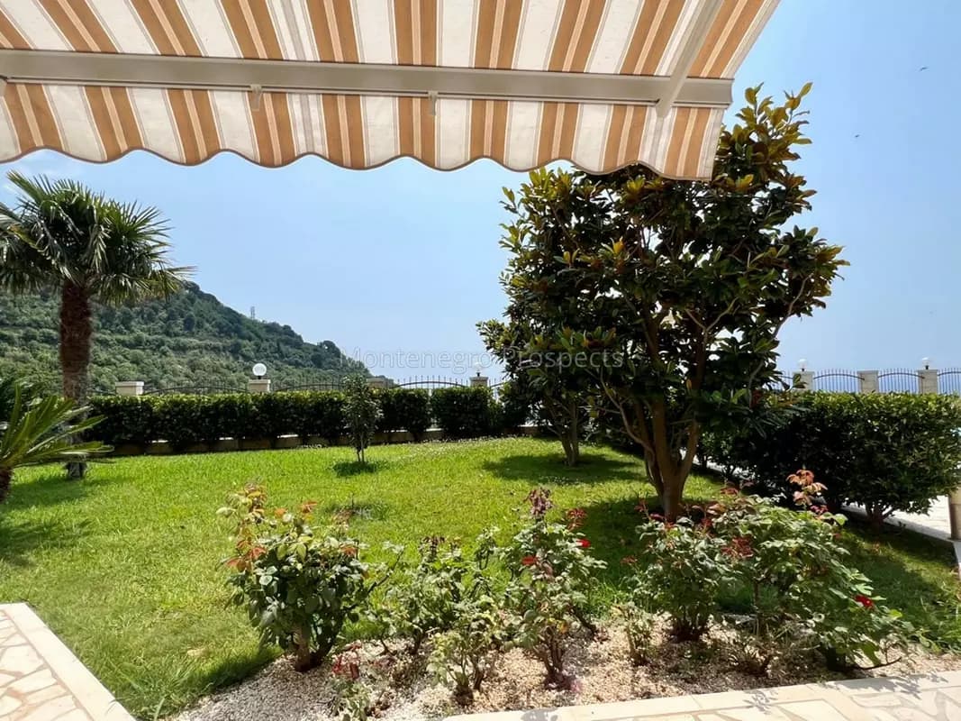 Moderna luksuzna vila sa predivnim pogledom na more, Reževići