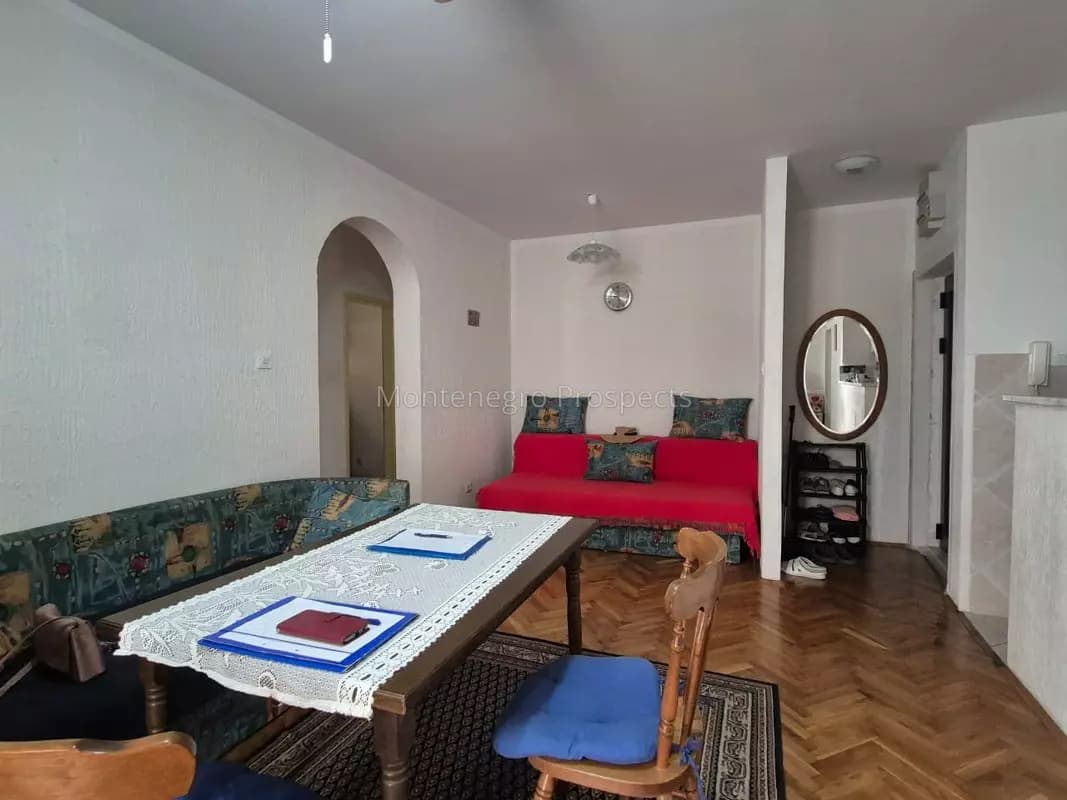 Na prodaju dvosoban stan u centru Budve – odlična lokacija