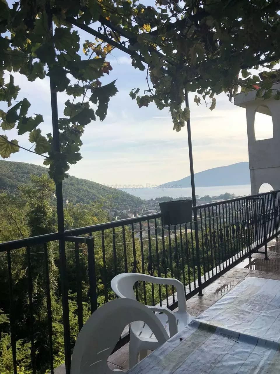 Namještena kuća s velikim kapacitetom, pogledom na more i garažom, Zelenika – Herceg Novi