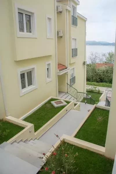 Novi stanovi u naselju Bijela, 150m od mora