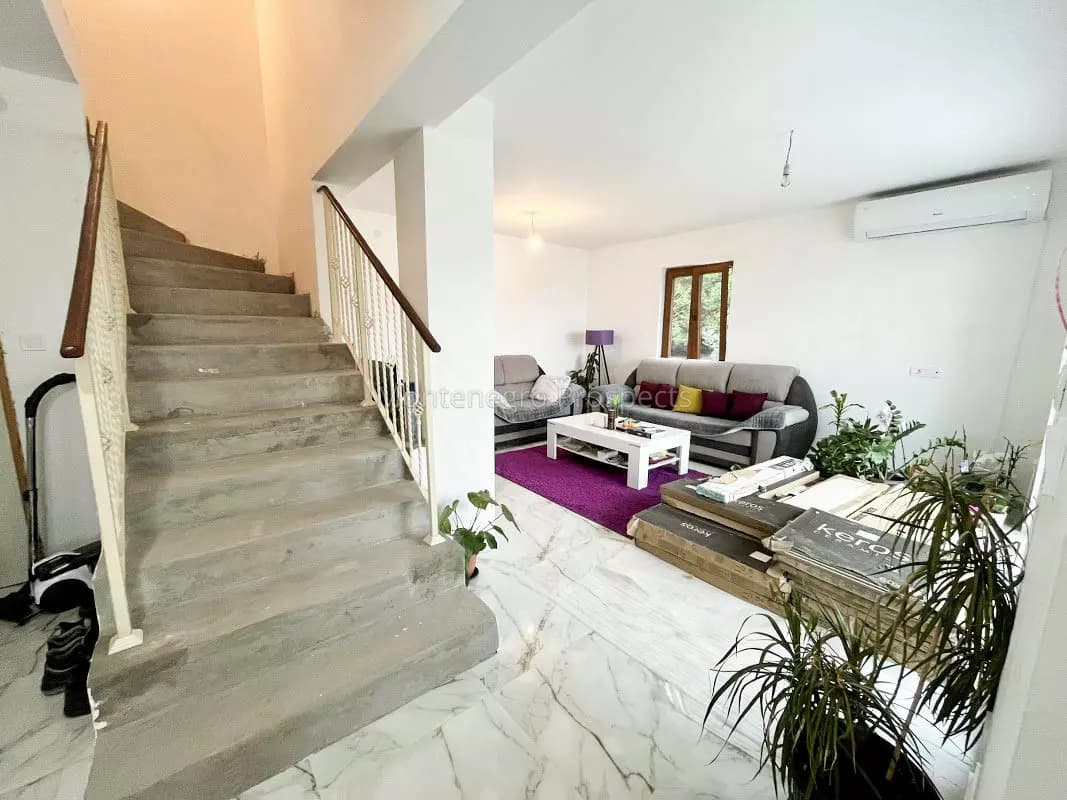 Novoizgradjena vila u Kumboru sa odlicnim pogledom i velikim placem