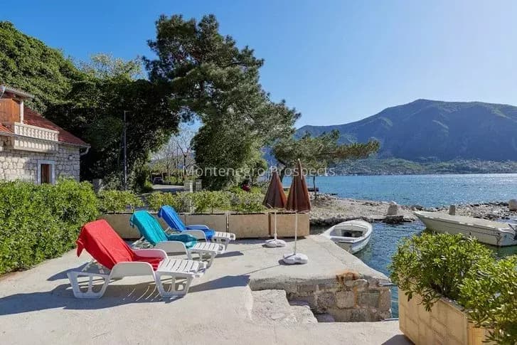 Odlična nekretnina na prvoj liniji koja se nalazi u Dobroti, Kotor