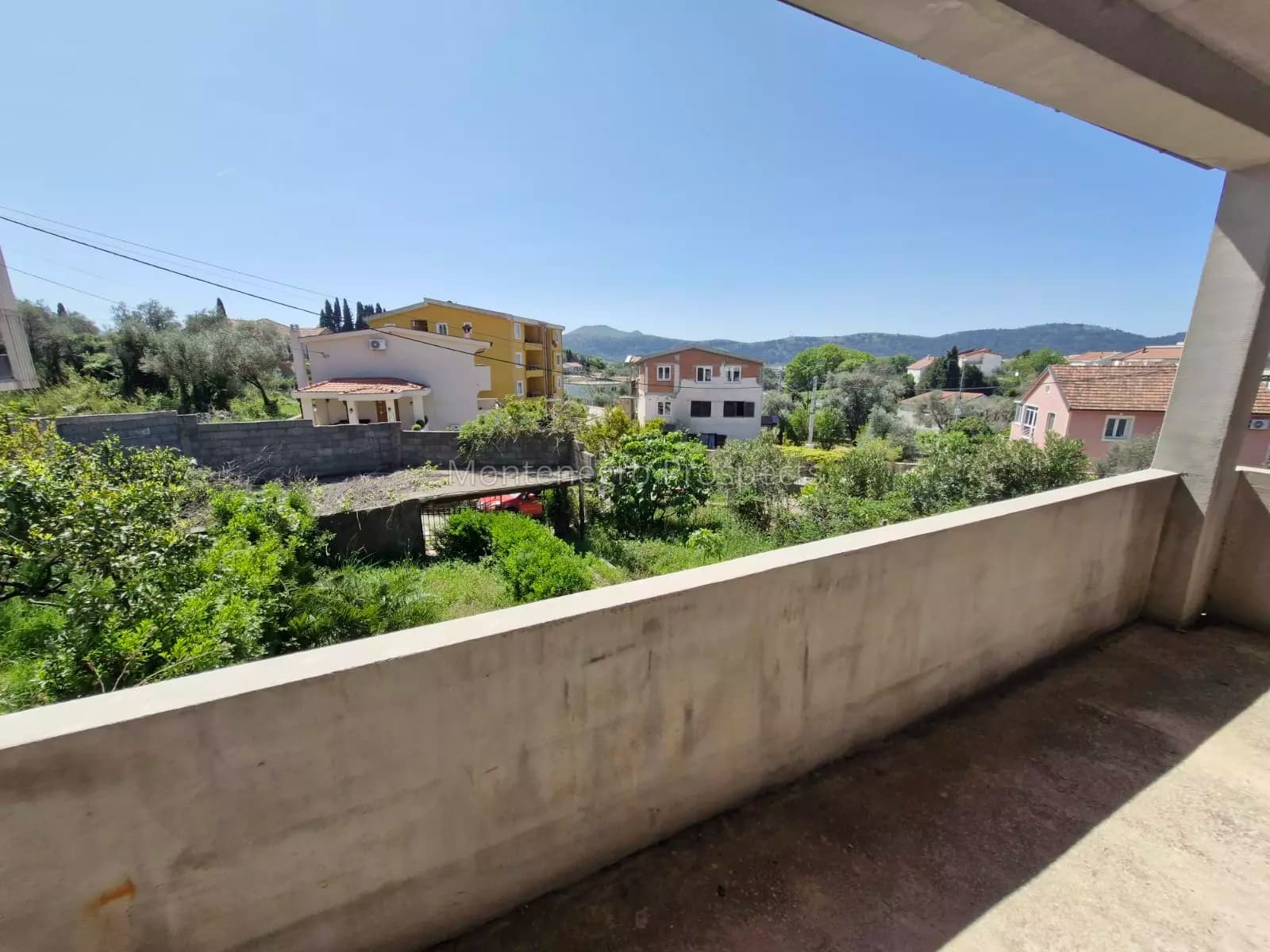 Porodicna kuca na vecem placu nedaleko od centra grada, Bar