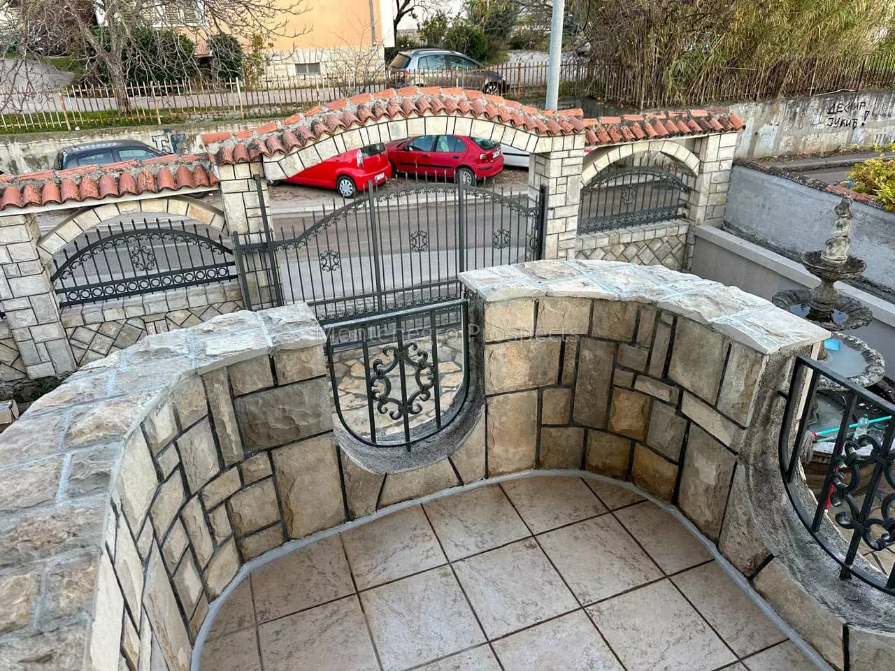 Porodična kuća sa dva stana na dobroj gradskoj lokaciji, Bar