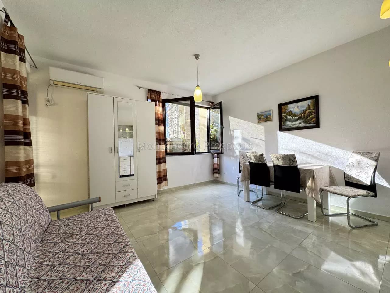 Prodaja stana u centru Bara u manjoj stambenoj zgradi