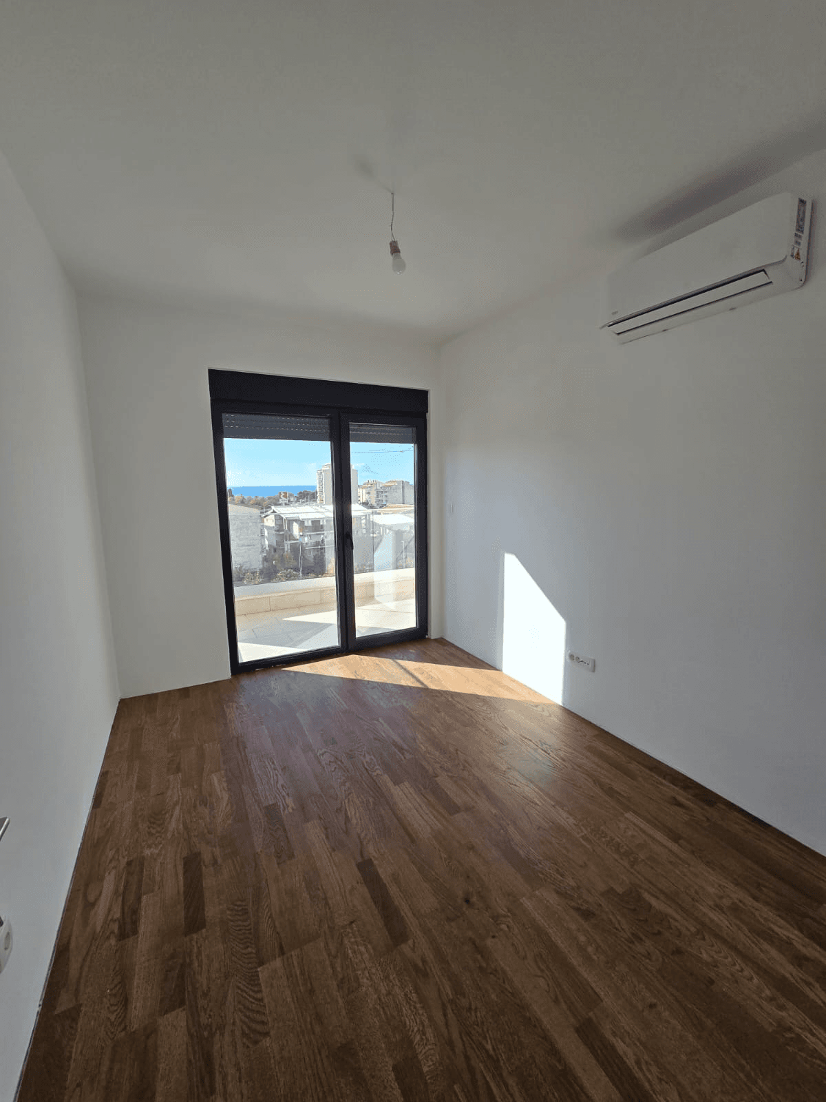 Prodajem dvosoban stan u novogradnji, 2 terase sa pogledom na more