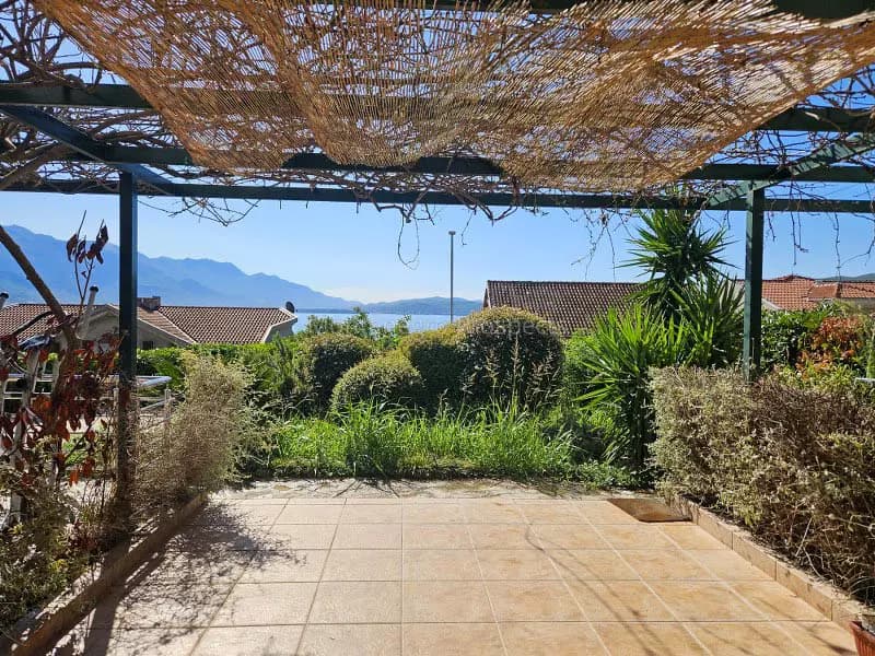 Prostran dupleks sa baštom i pogledom na more u Bijeloj, na samo 70 metara od obale