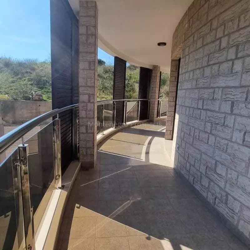 Prostran dvosoban stan sa parking mjestom, 400 m od mora – Bečići, Budva