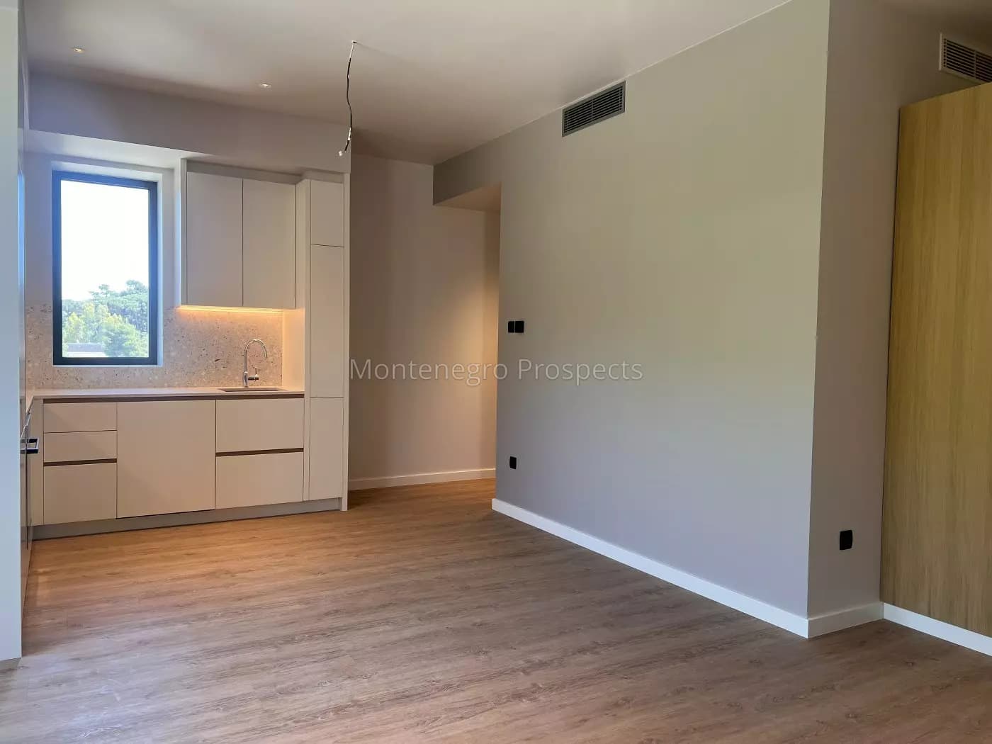 Prostran dvosoban stan u Porto Montenegru, Tivat