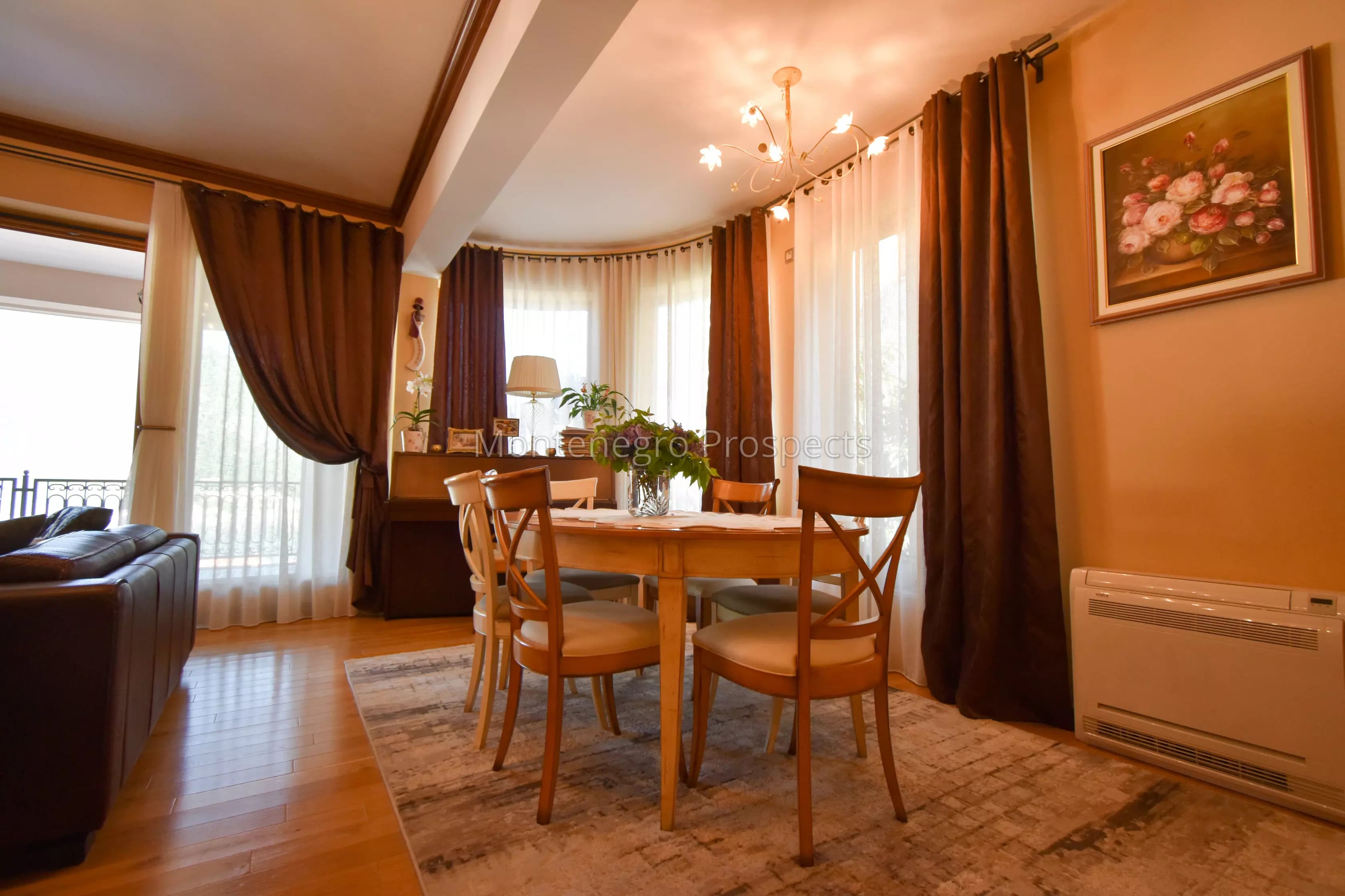 Prostran stan sa svojom garažom na odličnoj lokaciji, Dobrota