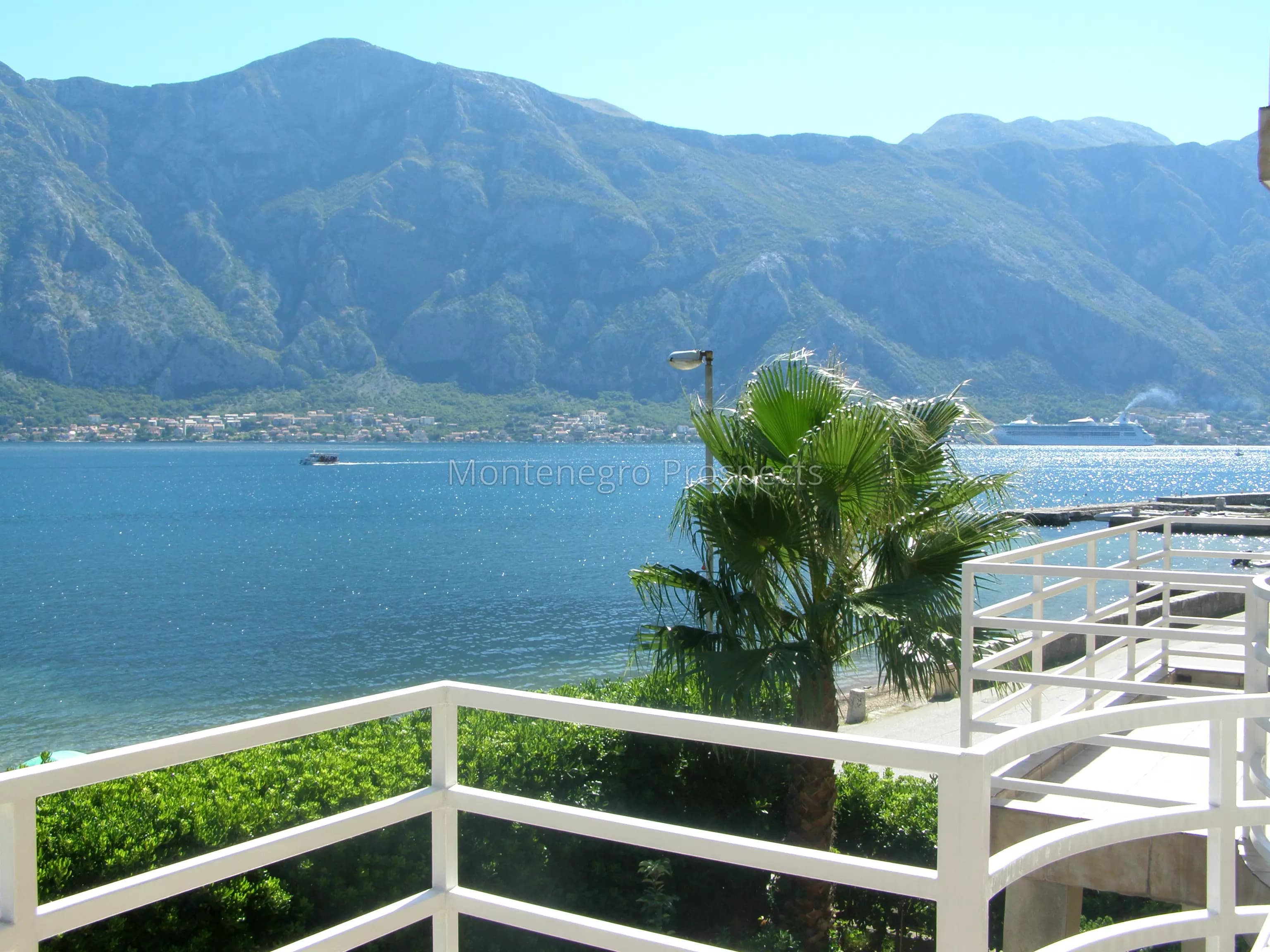 Prostrana kuća sa apartmanima na prvoj liniji do mora, Prčanj