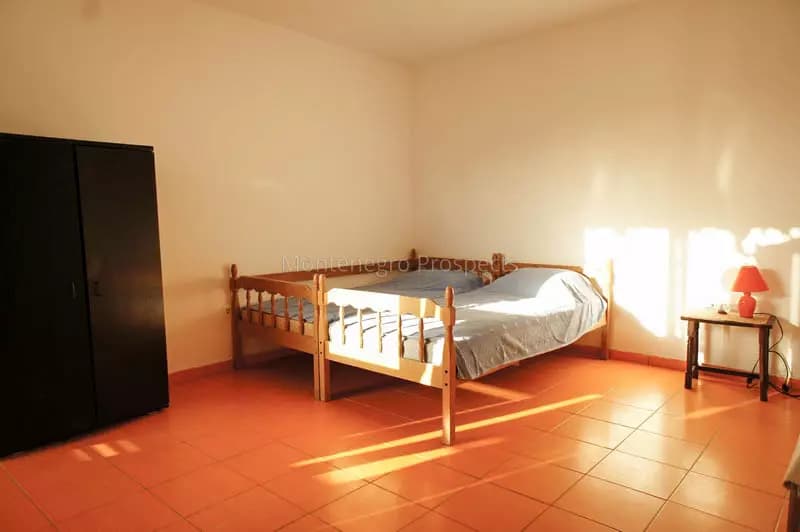 Prostrana kuća sa bazenom u Dubravi, Dobra Voda.