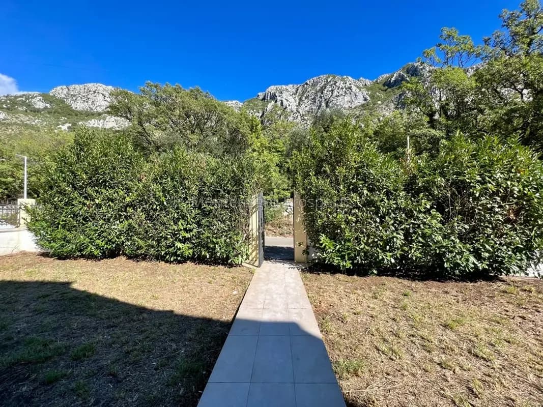 Prostrana vila sa bazenom na odličnoj lokaciji u Blizikućama