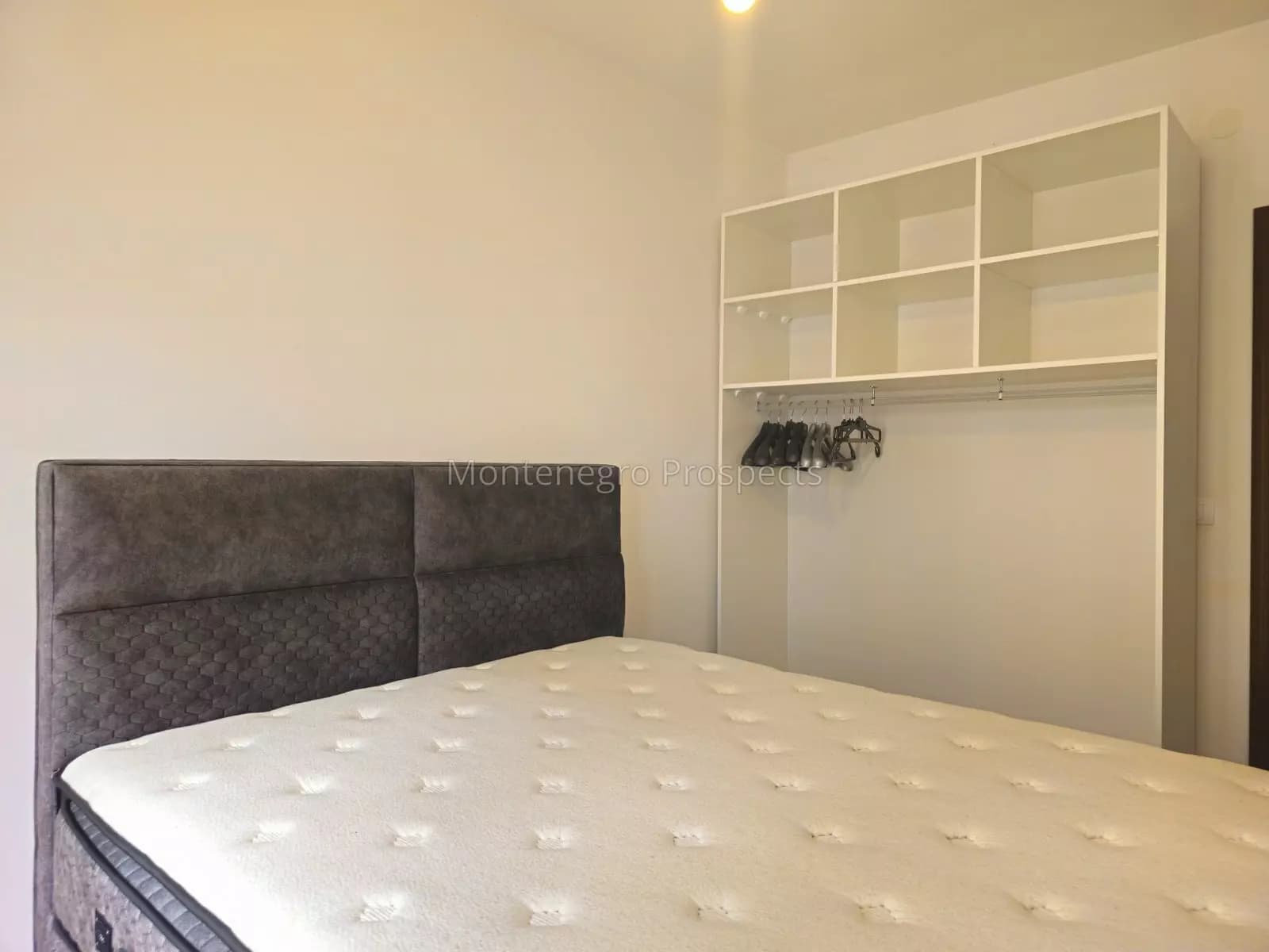 Prostrani jednosobni stan u Bečićima