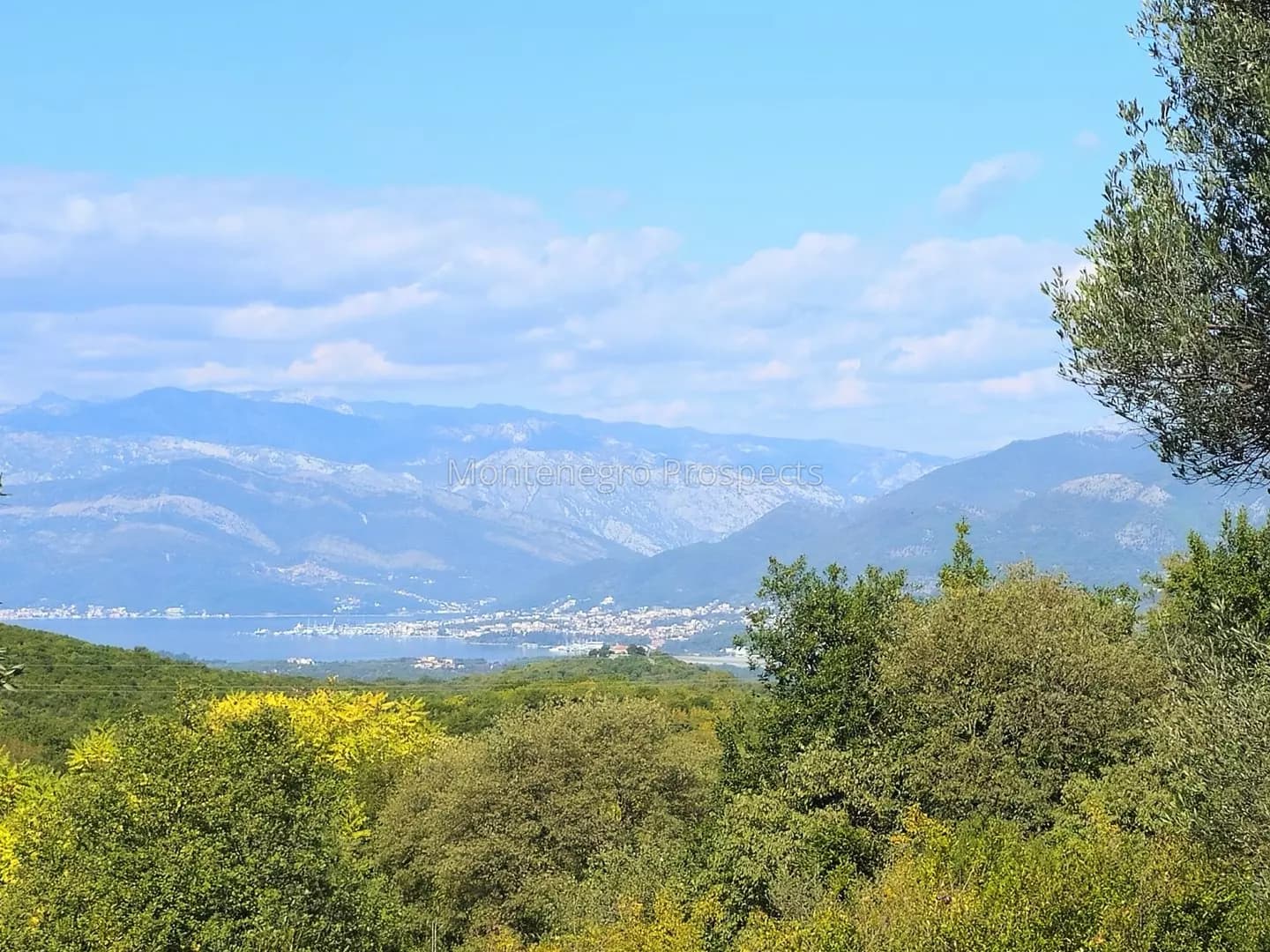 Prostrano imanje sa tradicionalnim kamenim kućama, Pobrđe