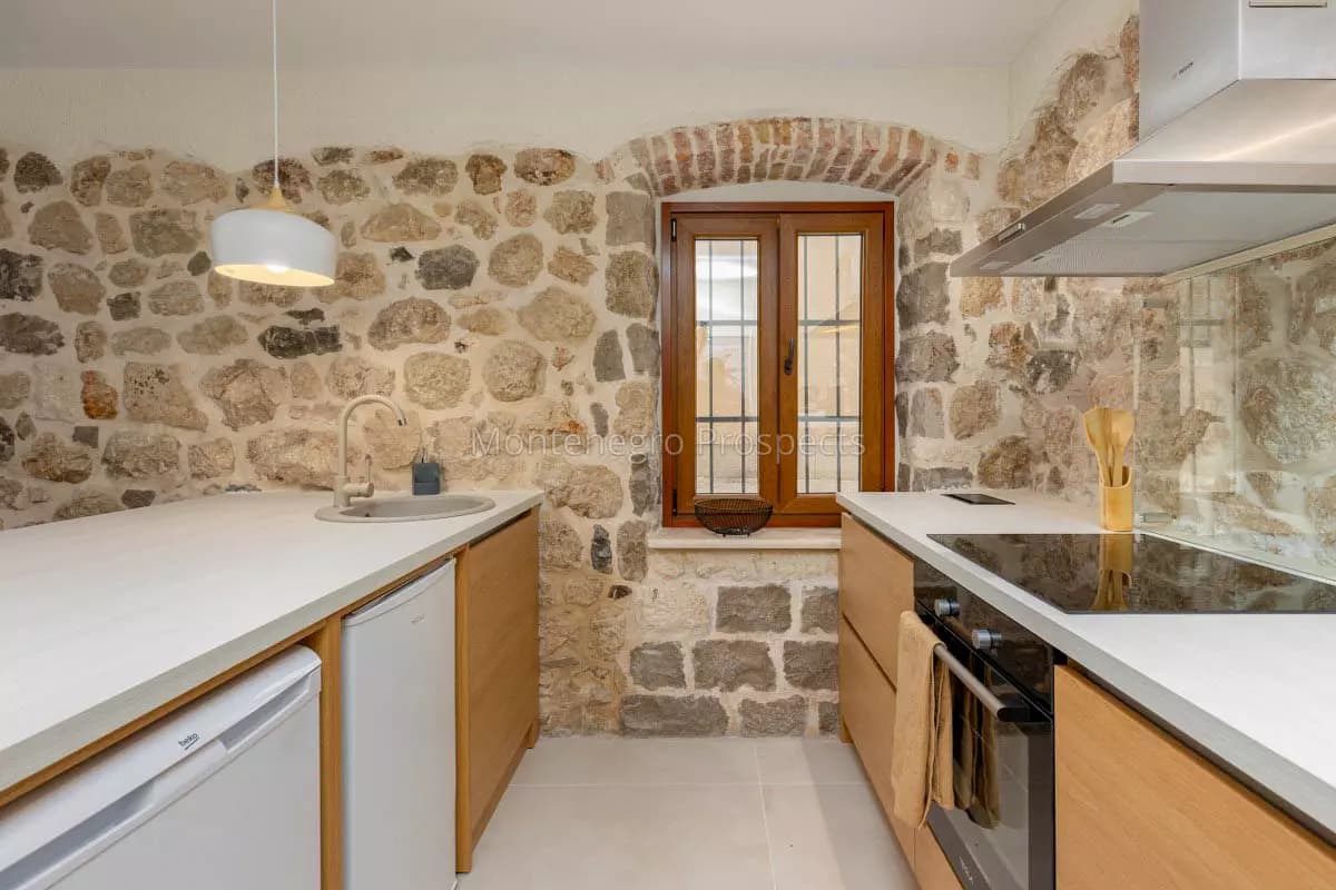 Renovirana dvojna kuća u naselju Škaljari, Kotor