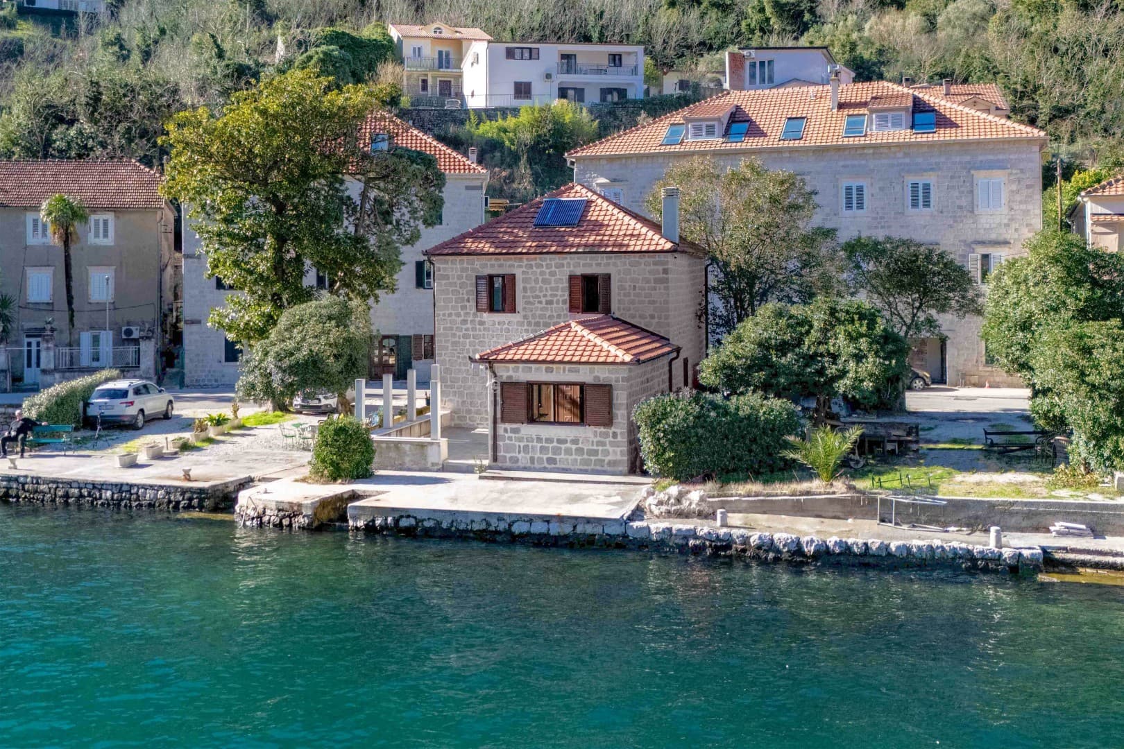 Renovirana kamena kuća na prvoj liniji do mora, Kotor