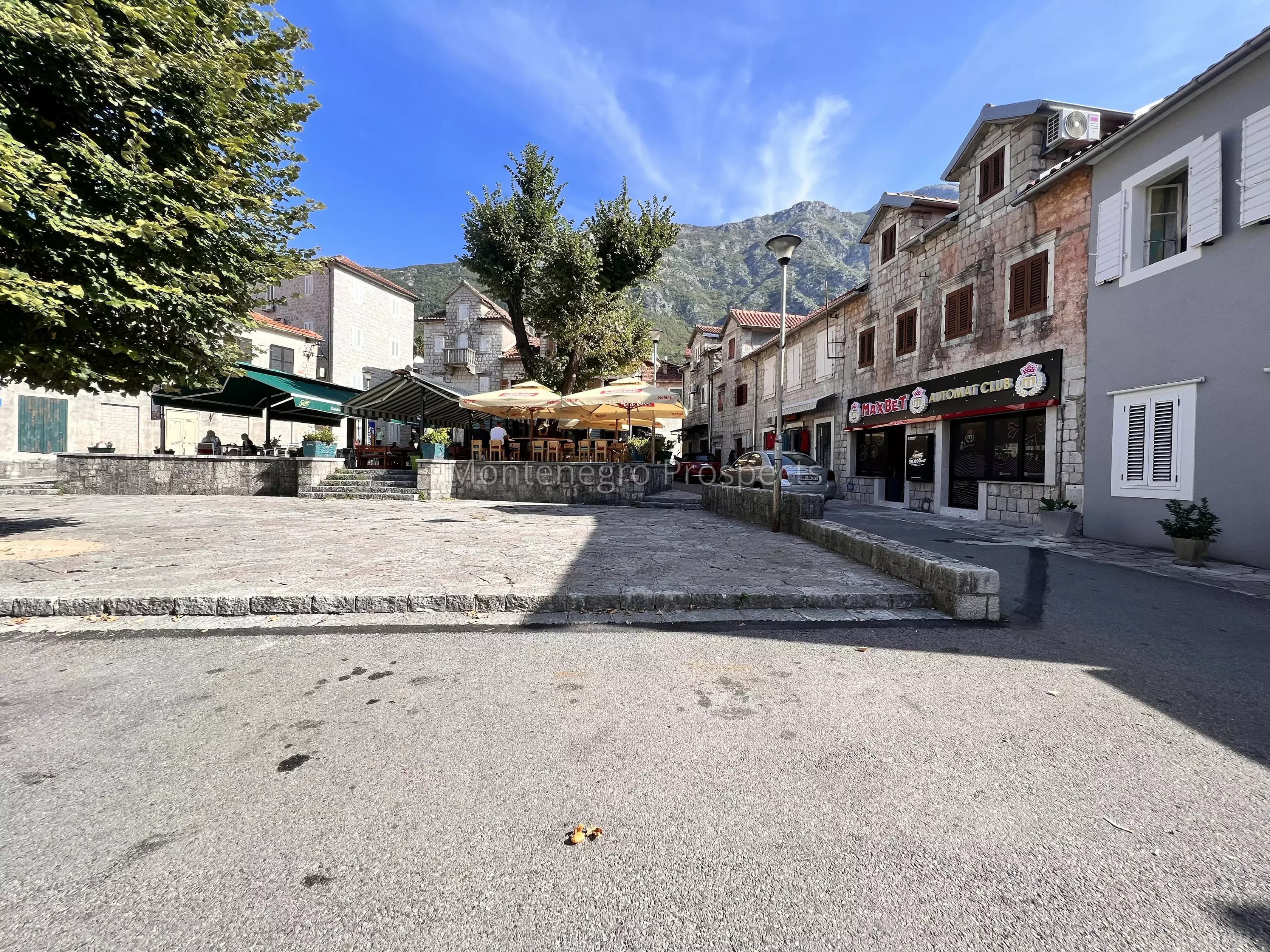 Restoran na glavnom trgu u Risnu – izuzetna lokacija u srcu starog grada