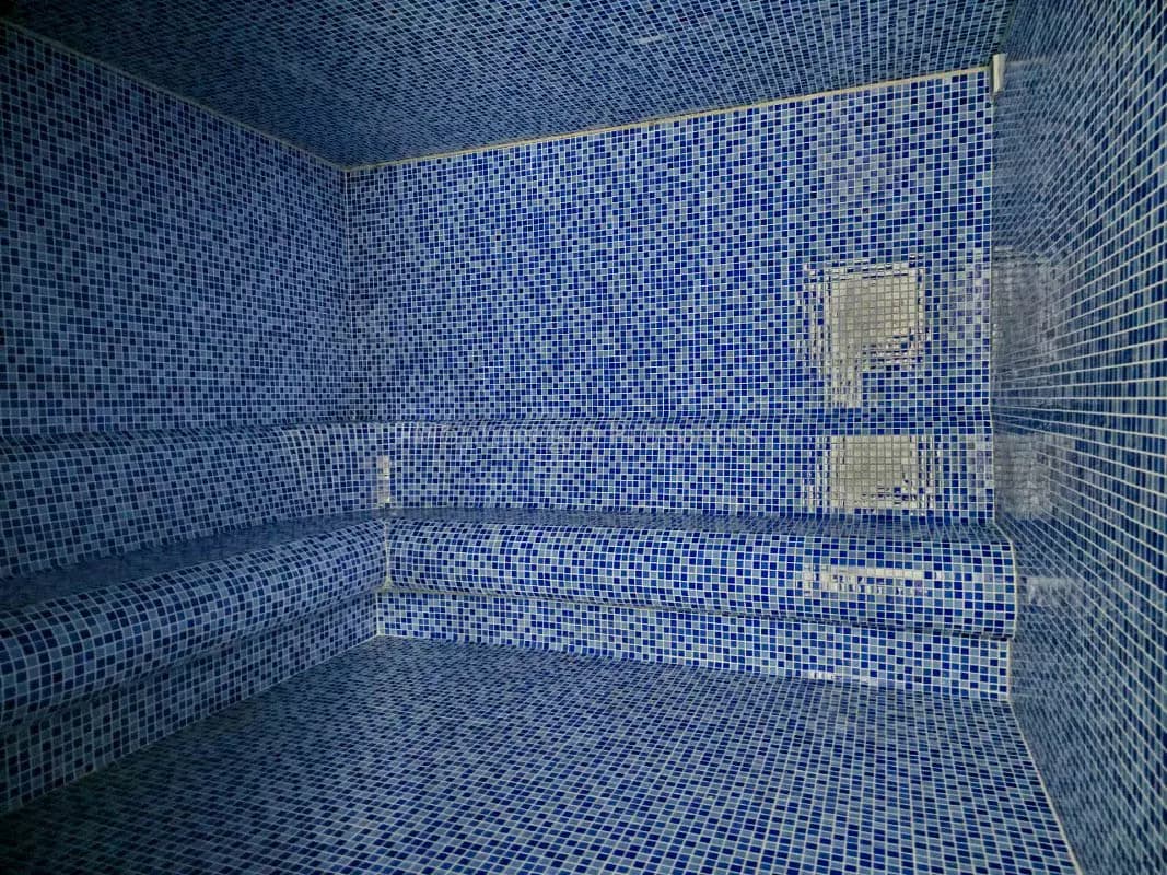 Stan sa garažom u kompleksu sa bazenom, Bečići