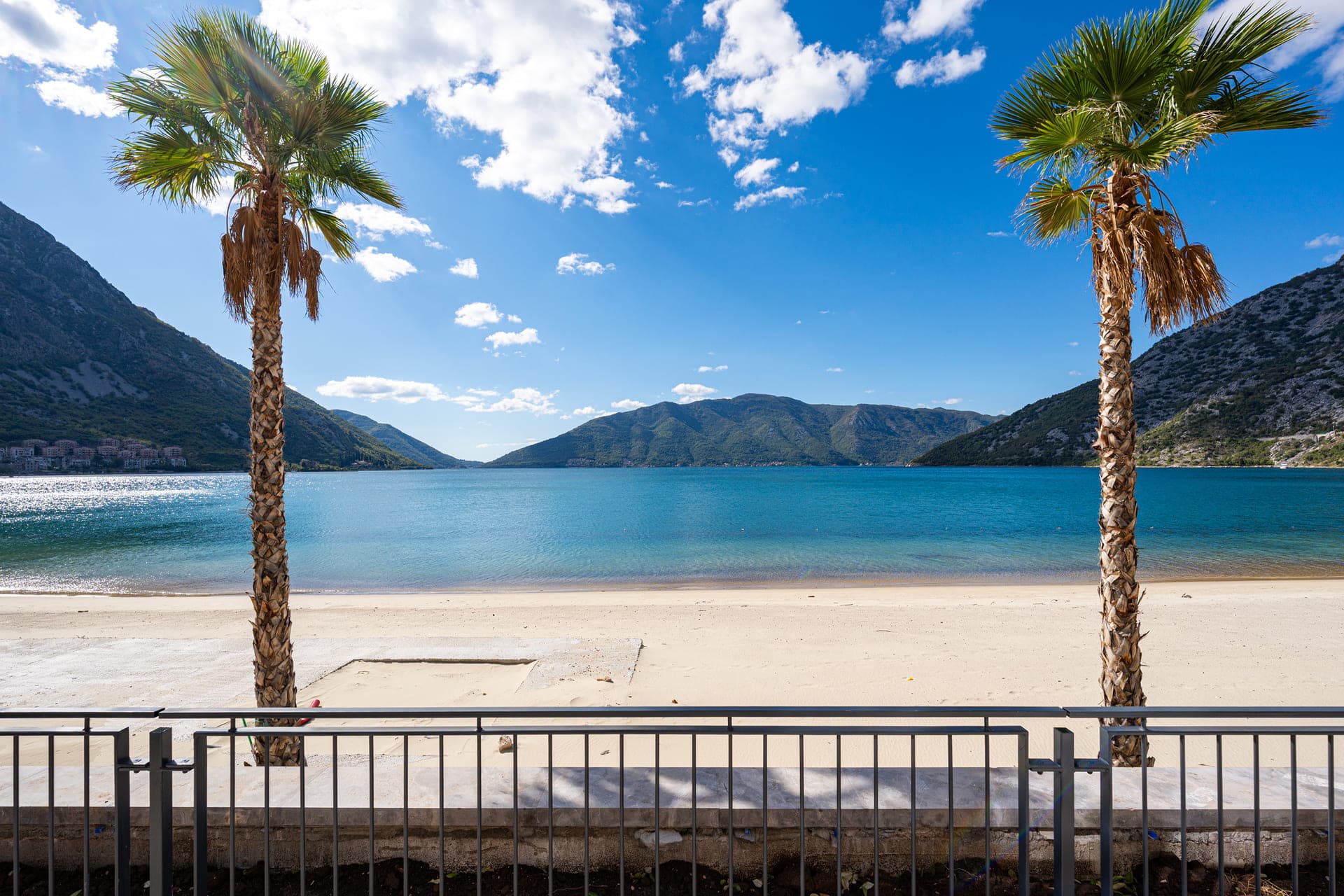 Trosoban stan na prvoj liniji u okviru Movenpick 5*, Risan