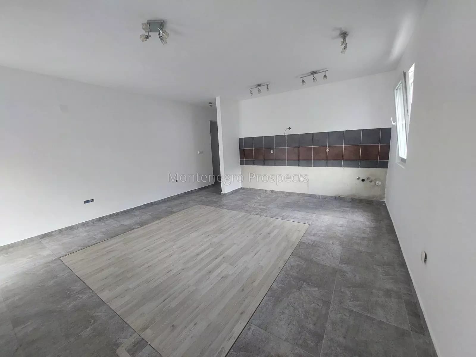 Trosoban stan sa tri terase i sa garažom na odličnoj lokaciji u blizini Technomaxa, Budva